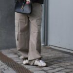 MILÃO, ITÁLIA - 21 DE FEVEREIRO: Bettina Looney é vista vestindo jeans de dois tons, bolsa Fendi e cardigã fora da Vivetta no segundo dia da Semana de Moda de Milão outono / inverno 2019/20 em 21 de fevereiro de 2019 em Milão, Itália. (Foto de Christian Vierig/Getty Images)