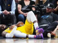 Cotovelo de LeBron James ‘muito dolorido’ após queda tardia na derrota para o Nuggets LeBron James faz uma careta de dor depois de cair enquanto subia para uma cesta contra Nikola Jokić durante o quarto período da derrota do Lakers por 120-113 para o Nuggets, em Denver, em 5 de março de 2026.