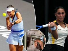 Creeps enviam fotos de armas para profissionais de tênis e ameaçam famílias se elas não perderem partidas, revelam mensagens aterrorizantes Uma tenista com roupa azul clara e viseira bate em uma bola de tênis com uma raquete.