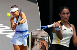 Creeps enviam fotos de armas para profissionais de tênis e ameaçam famílias se elas não perderem partidas, revelam mensagens aterrorizantes Uma tenista com roupa azul clara e viseira bate em uma bola de tênis com uma raquete.