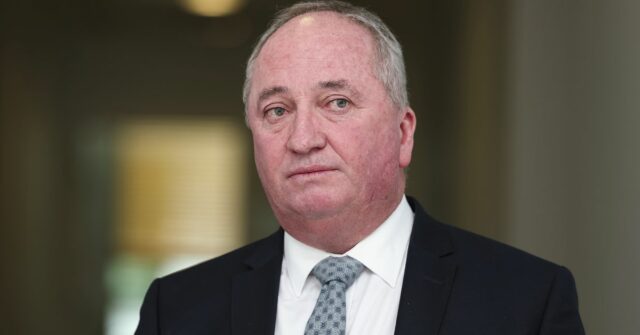 Membro da Nova Inglaterra Barnaby Joyce durante uma entrevista na galeria de imprensa do Parlamento em Canberra na terça-feira, 10 de fevereiro de 2026. fedpol Foto: Alex Ellinghausen