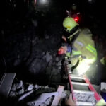 Criança entre sobreviventes retiradas dos escombros do ataque EUA-Israel no Irã