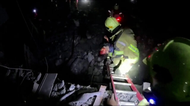 Criança entre sobreviventes retiradas dos escombros do ataque EUA-Israel no Irã
