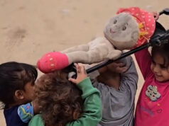 Crianças em Gaza reencenam um cortejo fúnebre durante uma peça Crianças em Gaza reencenam um cortejo fúnebre durante uma peça
