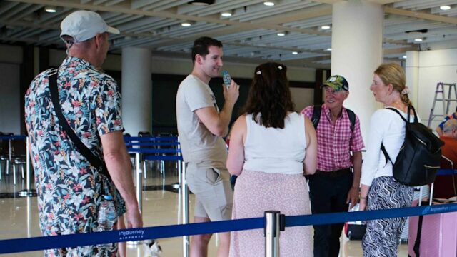 'Crise consular' se desenrola com a decolagem do primeiro voo A ministra das Relações Exteriores, Penny Wong.