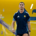 Lesionado, Cristiano Ronaldo foi fotografado com seus companheiros de equipe do Al-Nassr no treino de terça-feira