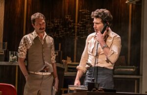 Crítica da Broadway de ‘Dog Day Afternoon’: Jon Bernthal assume o papel de Al Pacino em uma peça astuta de encenação que não pode rivalizar com o poder assombroso do filme Crítica da Broadway de 'Dog Day Afternoon': Jon Bernthal assume o papel de Al Pacino em uma peça astuta de encenação que não pode rivalizar com o poder assombroso do filme