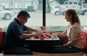 Crítica de ‘Chili Finger’: Uma brilhante Judy Greer é uma golpista sem noção nesta aventura de crime estrelado com vibrações dos irmãos Coen Crítica de 'Chili Finger': Uma brilhante Judy Greer é uma golpista sem noção nesta aventura de crime estrelado com vibrações dos irmãos Coen