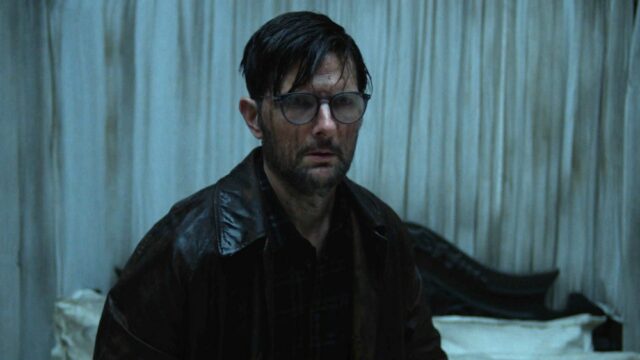 Crítica de 'Hokum': Adam Scott está preso em um hotel irlandês assombrado em um terror efetivamente enervante, mas complicado
