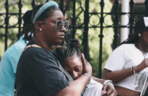 Crítica de ‘#WhileBlack’: um documentário disperso sobre filmagens de brutalidade policial Crítica de '#WhileBlack': um documentário disperso sobre filmagens de brutalidade policial