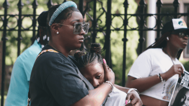 Crítica de '#WhileBlack': um documentário disperso sobre filmagens de brutalidade Crítica de '#WhileBlack': um documentário disperso sobre filmagens de brutalidade policial