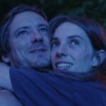 Crítica de 'Wishful Thinking': Lewis Pullman e Maya Hawke lideram uma fantasia romântica excêntrica e fascinante