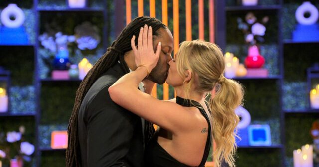 Cronograma do relacionamento de Victor e Christine por dentro do Vic-e-Christine-Timeline-Inline-Love_Is_Blind_n_S10_E11_00_32_23_12R