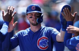 Cubs contratam o segunda base Nico Hoerner para uma extensão de seis anos Nico Hoerner cumprimenta companheiros de equipe após marcar uma corrida.