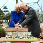 Charles, 77, e Camilla, 78, foram recebidos na atração popular para comemorar seu 25º aniversário e fizeram um passeio pelo projeto ambiental para conhecer seu trabalho inovador e objetivos para o futuro