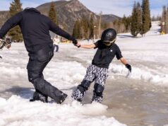 Cúpula de calor queima neve de montanha no oeste dos EUA, alertando para temporada de incêndios vista aérea de fumaça e fogo na paisagem seca