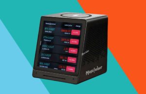 Curioso sobre a mineração de Bitcoin? Este gadget de desktop de US $ 160 permite que você experimente Um dispositivo de mineração de criptomoedas, chamado Magicminer, exibindo vários preços de criptomoedas em sua tela, cercado por moedas bitcoin douradas.