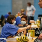 Os estudantes têm recebido vacinas contra a meningite após o recente surto em Kent