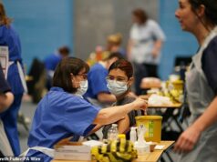 DR MAX PEMBERTON: Por que os maiores de 50 anos são perigosamente vulneráveis em meio ao terrível surto de meningite. Abandone esse hábito diário e NUNCA ignore esses sinais de alerta precoce Os estudantes têm recebido vacinas contra a meningite após o recente surto em Kent