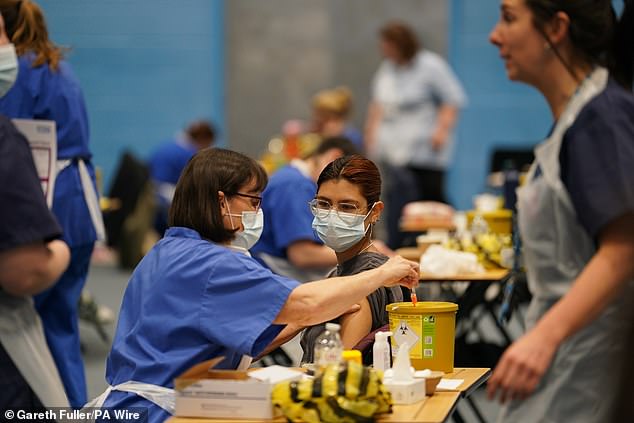 DR MAX PEMBERTON: Por que os maiores de 50 anos Os estudantes têm recebido vacinas contra a meningite após o recente surto em Kent