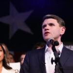 ARQUIVO - Esta combinação de fotos mostra o procurador-geral do Texas Ken Paxton, à esquerda, em Dallas e o senador John Cornyn, R-Texas, em Austin, Texas, ambos em 3 de março de 2026. (AP Photo/Julio Cortez, Jack Myer)