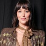 Dakota Johnson falhou em um teste ao apertar a mão de todos na sala; Ela foi criticada por 'bate-papo' e chamada de 'pomposa' e 'arrogante'