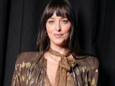Dakota Johnson falhou em um teste ao apertar a mão de todos na sala; Ela foi criticada por ‘bate-papo’ e chamada de ‘pomposa’ e ‘arrogante’ Dakota Johnson falhou em um teste ao apertar a mão de todos na sala; Ela foi criticada por 'bate-papo' e chamada de 'pomposa' e 'arrogante'