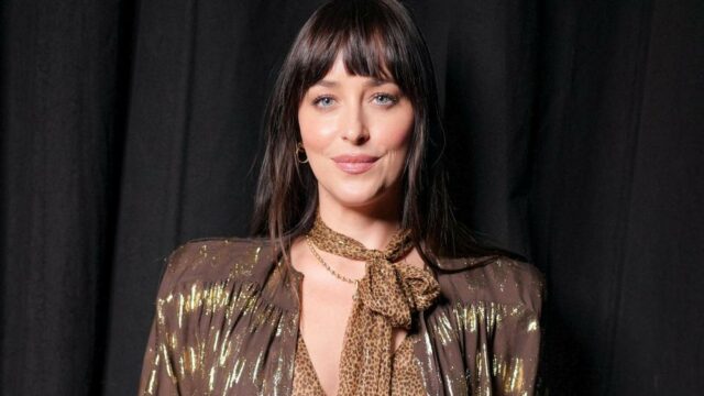 Dakota Johnson falhou em um teste ao apertar a mão Dakota Johnson falhou em um teste ao apertar a mão de todos na sala; Ela foi criticada por 'bate-papo' e chamada de 'pomposa' e 'arrogante'