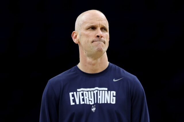 Dan Hurley, da UConn, responde após Mick Cronin, da UCLA, Dan Hurley and the UConn Huskies are preparing to battle UCLA in the NCAA Tournament