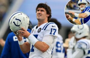 Daniel Jones finalizando acordo com os Colts enquanto o ex-QB dos Giants deve lucrar novamente O quarterback do Indianapolis Colts, Gardner Minshew, olha para cima, segurando o capacete nas mãos.