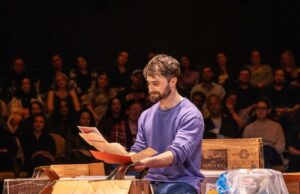 Daniel Radcliffe torna-se interativo em ‘Every Brilliant Thing’ na Broadway Daniel Radcliffe torna-se interativo em 'Every Brilliant Thing' na Broadway