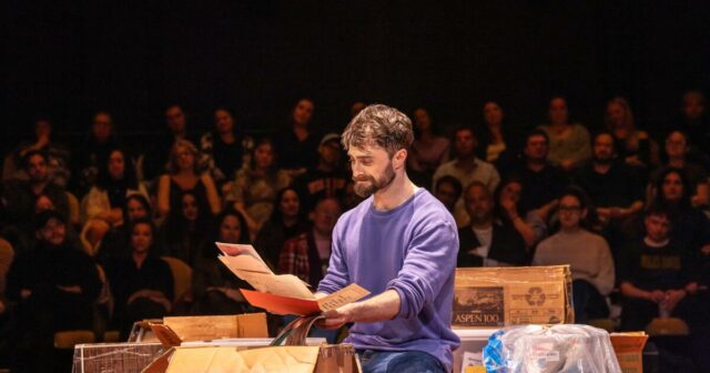 Daniel Radcliffe torna-se interativo em 'Every Brilliant Thing' na Broadway

