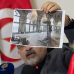 O embaixador iraniano na Tunísia, Mir Massoud Hosseinian, mostra uma imagem dos danos ao histórico Palácio do Golestan, em Teerã.