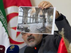 Danos a locais históricos no Irão levantam alarme sobre o impacto da guerra em locais protegidos O embaixador iraniano na Tunísia, Mir Massoud Hosseinian, mostra uma imagem dos danos ao histórico Palácio do Golestan, em Teerã.