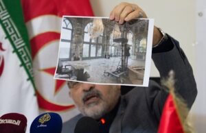 Danos a locais históricos no Irão levantam alarme sobre o impacto da guerra em locais protegidos O embaixador iraniano na Tunísia, Mir Massoud Hosseinian, mostra uma imagem dos danos ao histórico Palácio do Golestan, em Teerã.