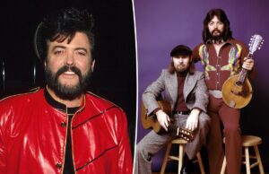 Dash Crofts, da Seals & Crofts, conhecido pelos sucessos ‘Summer Breeze’ e ‘Diamond Girl’, morre aos 87 anos Dash Crofts, da Seals & Crofts, conhecido pelos sucessos 'Summer Breeze' e 'Diamond Girl', morre aos 87 anos
