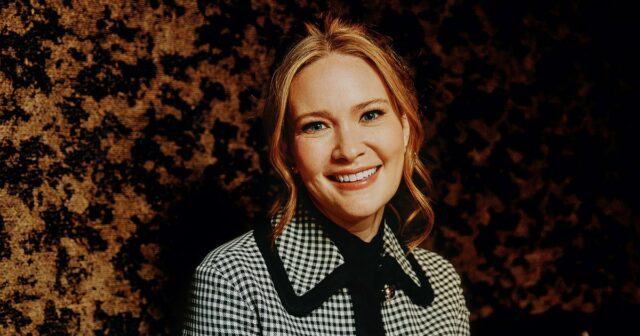 Datas de lançamento dos próximos 2 livros 'ACOTAR' reveladas por Sarah J. Maas
