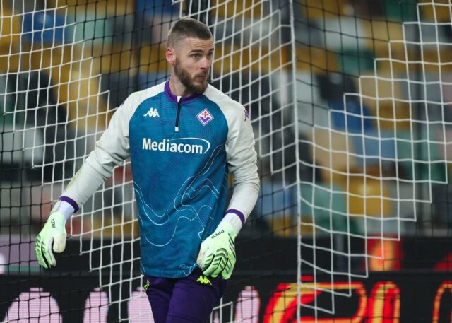 David de Gea salta em defesa de Antonin Kinsky após a humilhação do Tottenham na Liga dos Campeões

