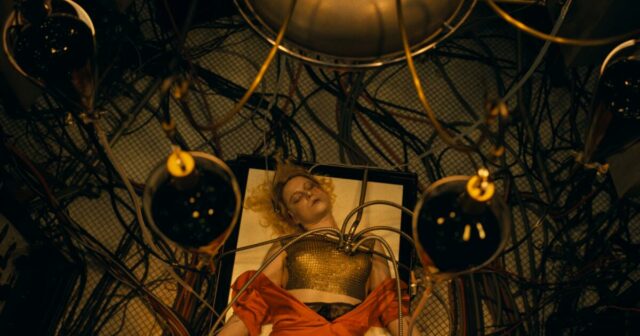 Decadente e desordenado, 'A Noiva!' é uma fera espetacular fora de controle
