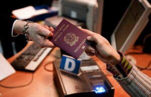 Decisão italiana diz a milhões de pessoas com raízes italianas que perderam o direito à cidadania A decisão do Tribunal Constitucional italiano apoia uma nova lei introduzida no ano passado pelo governo italiano. - Mateusz Wlodarczyk/NurPhoto/AP