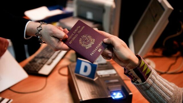 A decisão do Tribunal Constitucional italiano apoia uma nova lei introduzida no ano passado pelo governo italiano. - Mateusz Wlodarczyk/NurPhoto/AP