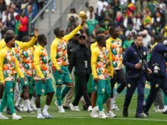 Defiant Senegal exibe troféu AFCON antes de vencer o Peru em amistoso lightbox-info