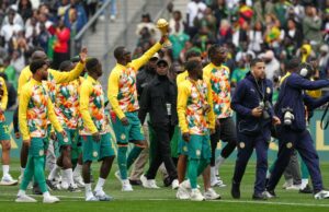 Defiant Senegal exibe troféu AFCON antes de vencer o Peru em amistoso lightbox-info