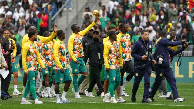 Defiant Senegal exibe troféu AFCON antes de vencer o Peru lightbox-info