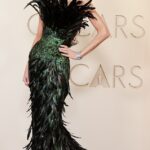 Demi Moore foi brutalmente assada por causa de seu bizarro vestido de penas no Oscar de 2026... enquanto ela despertava nova preocupação sobre seu corpo frágil