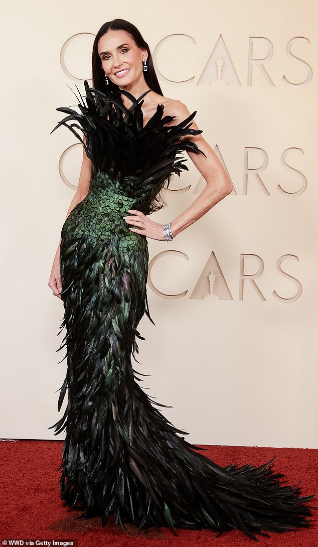 Demi Moore assou com um vestido de penas bizarro no Demi Moore foi brutalmente assada por causa de seu bizarro vestido de penas no Oscar de 2026... enquanto ela despertava nova preocupação sobre seu corpo frágil