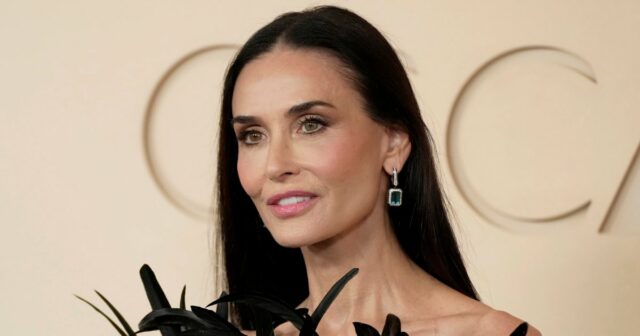 A atriz norte-americana Demi Moore participa da 98ª edição do Oscar no Dolby Theatre em Hollywood, Califórnia, em 15 de março de 2026. (Foto de ANGELA WEISS / AFP via Getty Images)