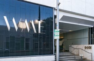 Demissões da WME atingem 30 funcionários da agência Jeff Bezos, fundador da Amazon, fala no palco durante a Italian Tech Week 2025