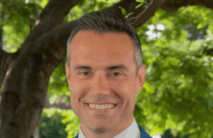 Democrata inverte assento de prefeito do sul da Flórida, mantido há décadas Democrata inverte assento de prefeito do sul da Flórida, mantido há décadas