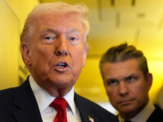 Democratas exigem investigação sobre ataque de Trump a escola iraniana Equipes de resgate e residentes vasculham os escombros após o que as autoridades iranianas disseram ser um ataque israelense-americano a uma escola primária para meninas em Minab, Irã, sábado, 28 de fevereiro de 2026. (Abbas Zakeri/Agência de Notícias Mehr via AP)